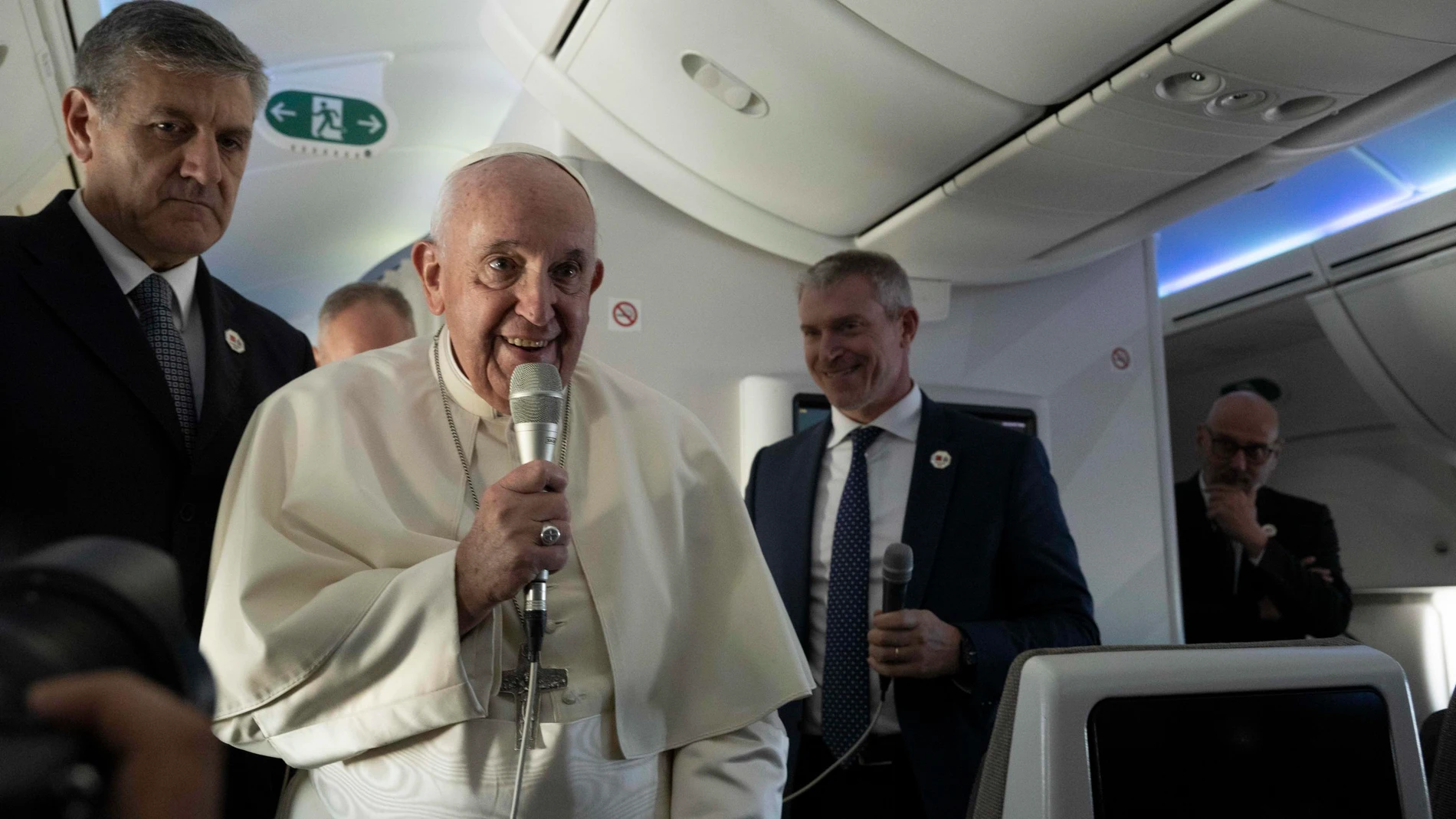 In Flight (-), 06/11/2022.- Pope Francis answers reporters' questions during the flight back to Rome, after his apostolic journey to Bahrain, 06 November 2022. (Papa, Bahrein, Roma) EFE/EPA/MAURIZIO BRAMBATTI / POOL