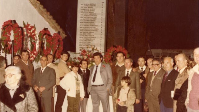 Familiares de los retornados a Navarra, en un acto en su recuerdo en 1980, tras culminar la llamada «operación Retorno»