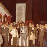 Familiares de los retornados a Navarra, en un acto en su recuerdo en 1980, tras culminar la llamada «operación Retorno»