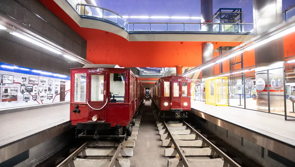 Exposición por el centenario del Metro de Madrid en la estación de Chamartin.