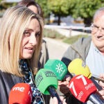 La consejera de Fomento y Articulación del Territorio de la Junta de Andalucía, Marifrán Carazo, atiende a los medios de comunicación