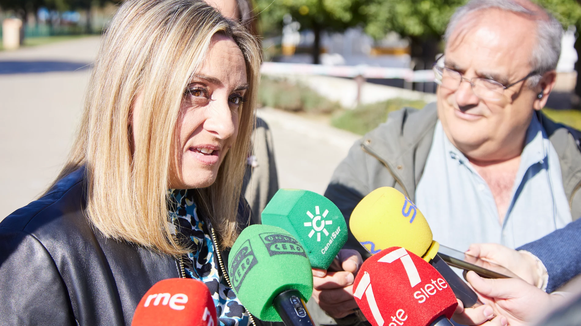 La consejera de Fomento y Articulación del Territorio de la Junta de Andalucía, Marifrán Carazo, atiende a los medios de comunicación