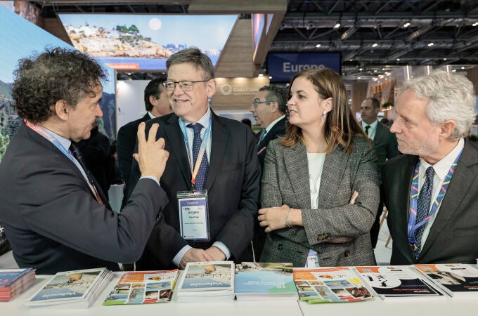 El president de la Generalitat, Ximo Puig, en la imagen, junto a Francesc Colomer, Sandra Gómez y Emiliano García (dcha) asiste a la feria de turismo World Travel Market de Londres