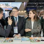 El president de la Generalitat, Ximo Puig, en la imagen, junto a Francesc Colomer, Sandra Gómez y Emiliano García (dcha) asiste a la feria de turismo World Travel Market de Londres