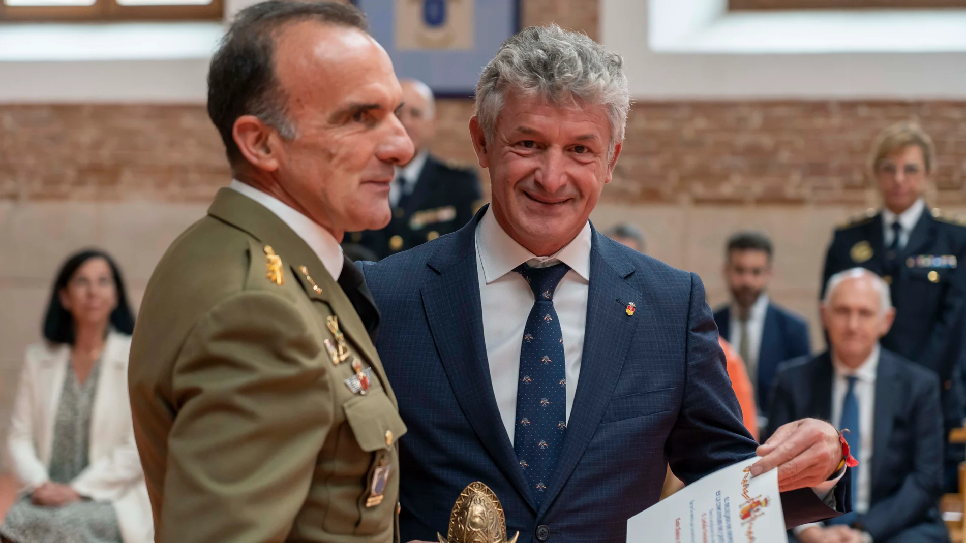Joaquín Blanco González hace entrega del galardón a Sarbelio Fernández