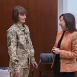 La ministra de Defensa, Margarita Robles, junto a la coronel ucraniana Yulia Tapaciok