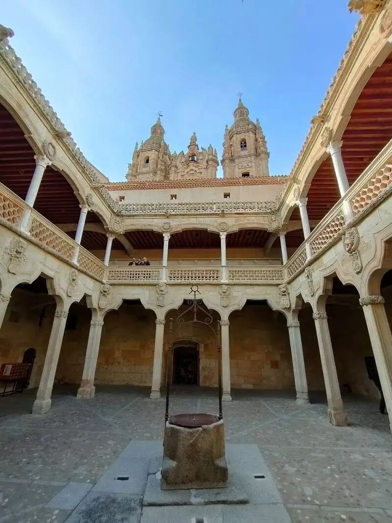 Patio de la Casa de las Conchas de Salamanca.