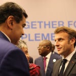 Nicolas Maduro habla con el presidente francés Emmanuel Macron en la cumbre del Clima en Egipto07/11/2022 ONLY FOR USE IN SPAIN