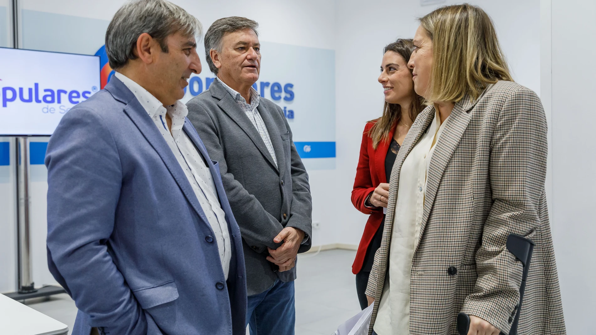 El secretario autonómico del PPCyL, Francisco Vázquez, los procuradores María Ángeles García y José Luis Sanz Merino y la presidenta de NNGG Segovia, Elena Rincón, presentan el Plan Regional Estratégico de Juventud