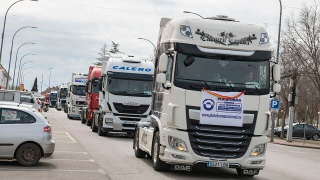 Camión con pancartas de Plataforma durante una marcha lenta realizada en el paro de marzo