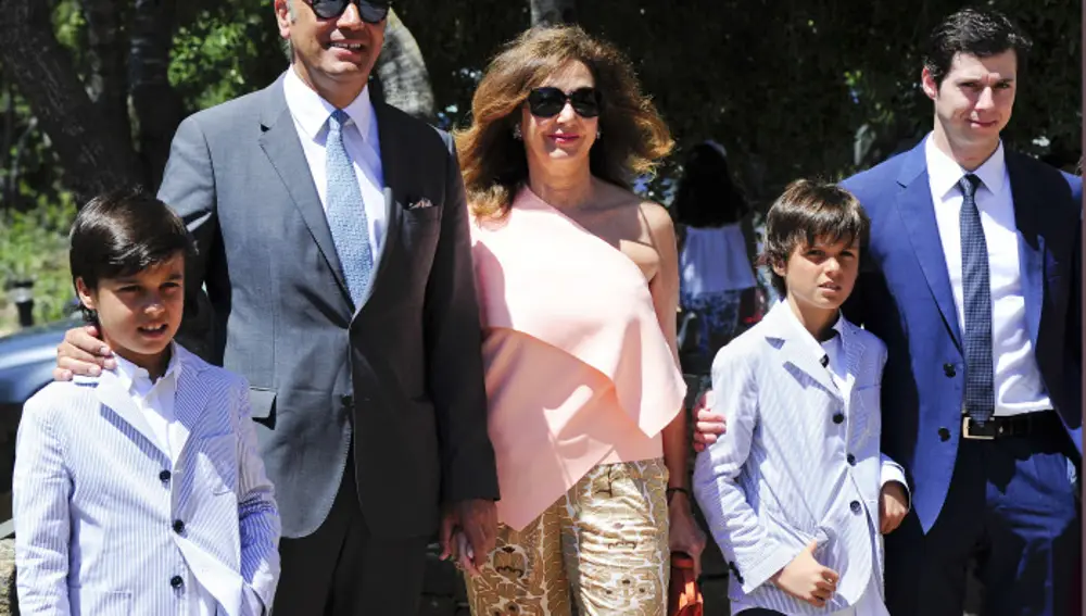 Ana Rosa Quintana junto a sus hijos, Álvaro Rojo y Juan y Jaime Muñoz; y su marido Juan Muñoz