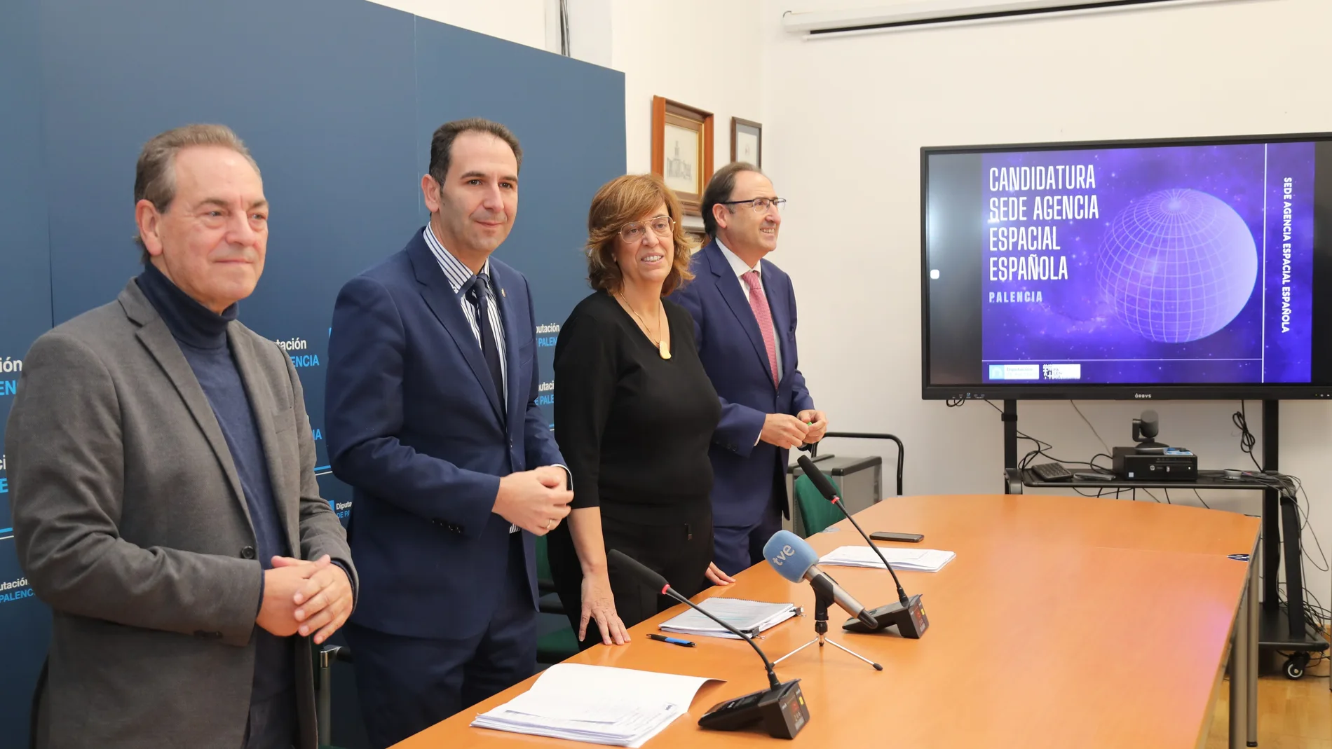 El alcalde de Palencia, Mario Simón ; y la presidenta de la Diputación, Ángeles Armisén, presentan la candidatura de Palencia como sede de la Agencia Espacial Española