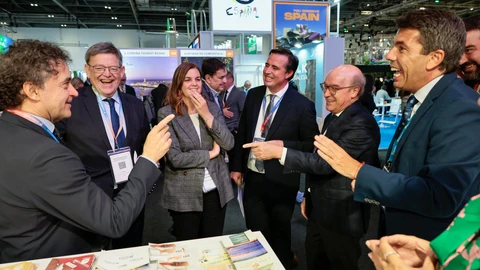 El president de la Generalitat, Ximo Puig,en la imagen junto a Francesc Colomer, Sandra Gómez, Herick Campos, Toni Mayor y Carlos Mazón, asisten a la feria de turismo World Travel Market de Londres