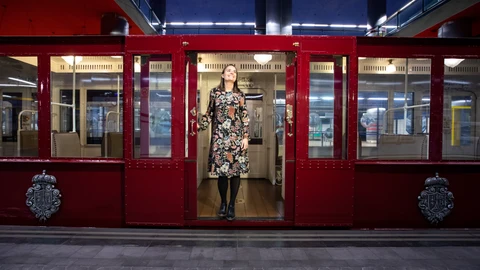 Amaia Espina, responsable de Patrimonio Histórico de Metro de Madrid, en una de las joyas de la exposición