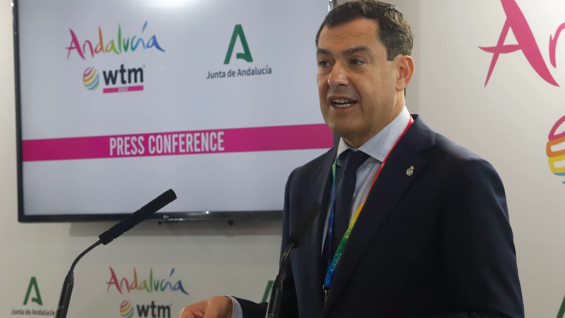 El presidente de la Junta de Andalucía, Juanma Moreno, este lunes en Londres antes de inaugurar el Pabellón de Andalucía en la World Travel Market (WTM)