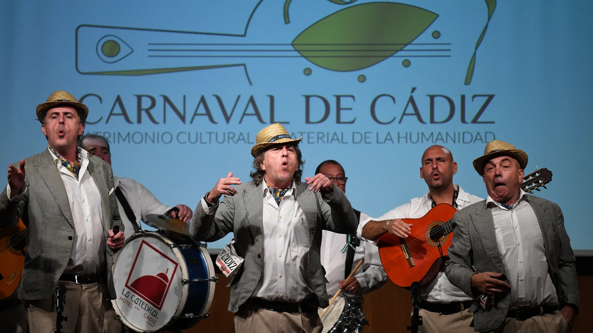 La chirigota del Selu, durante la presentación de la candidatura del Carnaval de Cádiz para su inclusión en la Lista Representativa del Patrimonio Cultural Inmaterial de la Humanidad de la Unesco