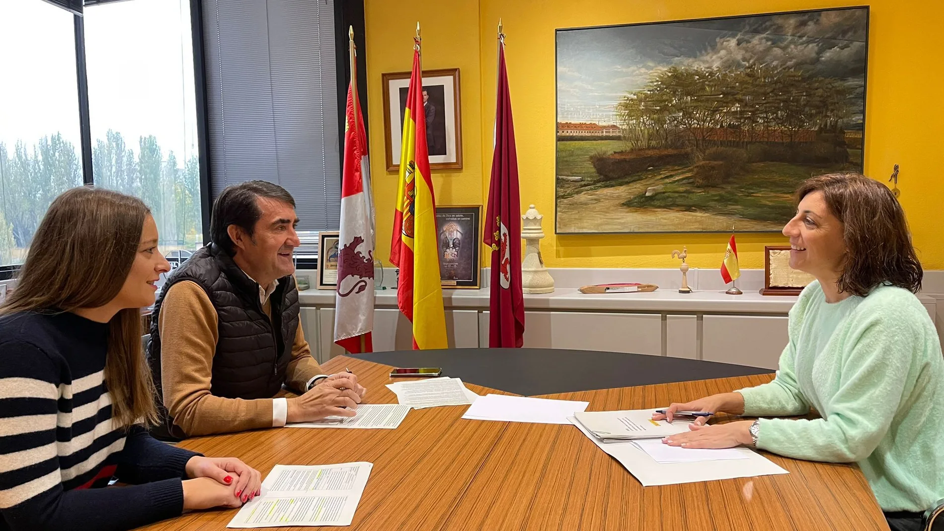 Suárez-Quiñones y Ester Muñoz se reúnen con la gallega Ángeles Vázquez en León