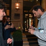 Nadal firma autógrafos a las puertas del hotel oficial de las Nitto ATP Finals