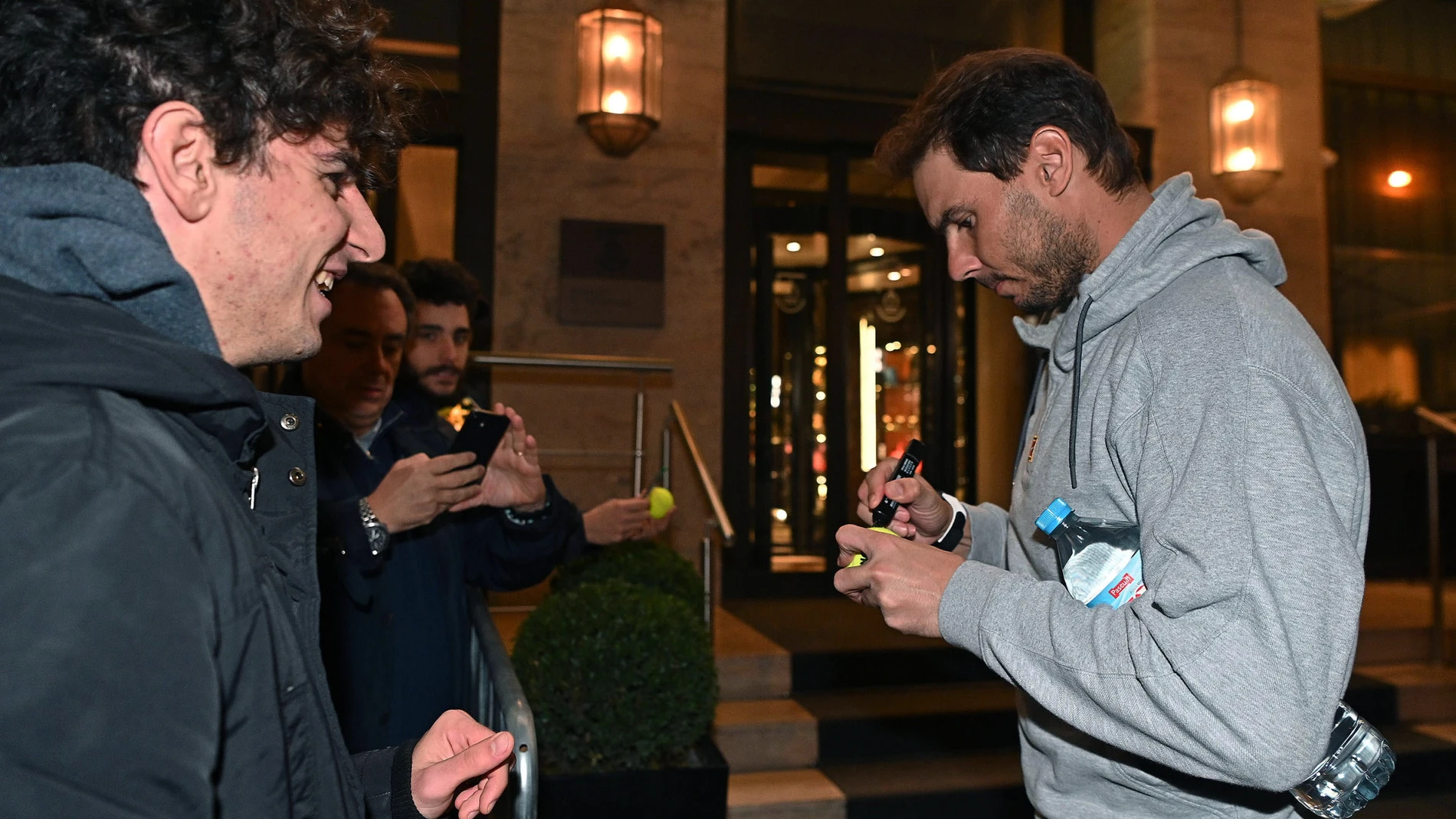 Nadal firma autógrafos a las puertas del hotel oficial de las Nitto ATP Finals