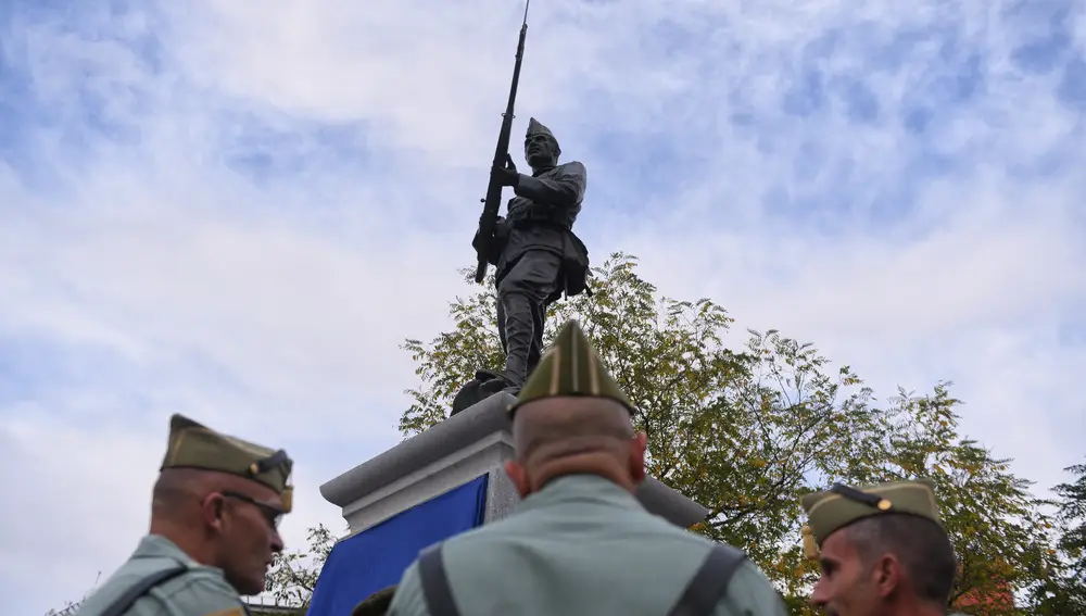 Tres legionarios, durante la inauguración de la estatua, el pasado 8 de noviembre