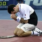 Corretja, de rodillas tras de derrotar a Moyá en la final del Masters, en Hannover