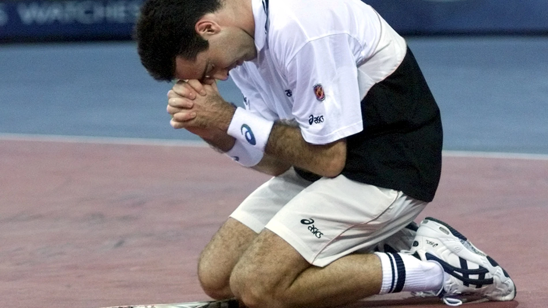 Corretja, de rodillas tras de derrotar a Moyá en la final del Masters, en Hannover