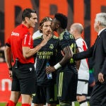 Ancelotti agarra del brazo a Vinicius para separarlo del colegiado