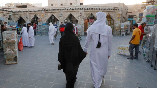 Mujeres pasean por un bazar de Doha, capital de Qatar EFE/ Alberto Estévez