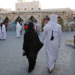 Mujeres pasean por un bazar de Doha, capital de Qatar EFE/ Alberto Estévez