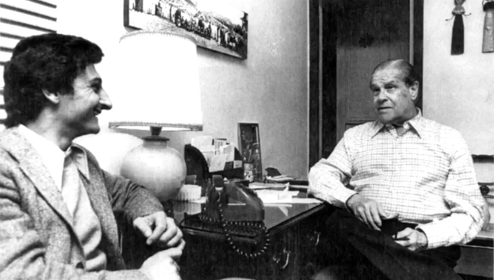 El escritor Roberto Alifano (izquierda), conversando con Macoco