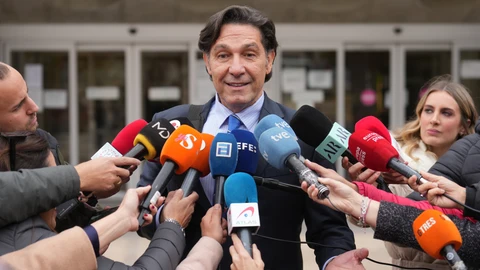El actor Luis Lorenzo tras declarar en el Juzgado de Instrucción número 9 de Arganda del Rey junto a su pareja Arancha Suárez, investigados por la muerte de la tía de ella, este martes. EFE/ Borja Sánchez Trillo