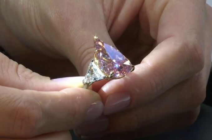 subastado en Suiza uno de los diamantes rosas más grandes del mundo