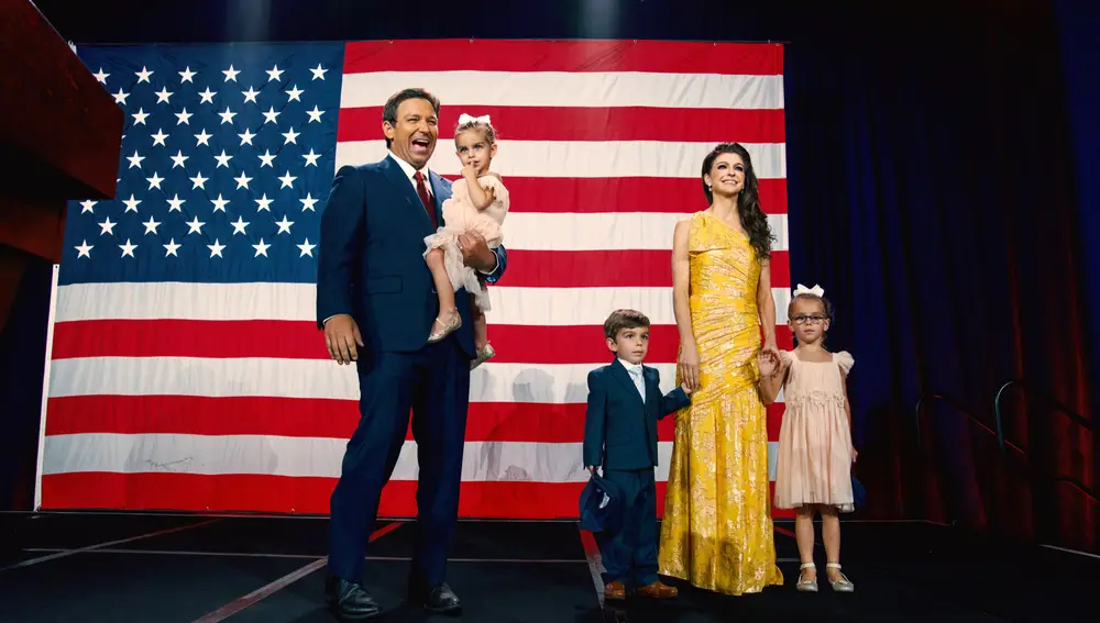 Fotografía divulgada por Ron DeSantis en sus redes donde aparece junto a su esposa Casey y sus hijos mientras celebra la reelección como Gobernador de Florida tras ganar las elecciones la noche del martes 8 de noviembre en Tampa, Florida (EE. UU).