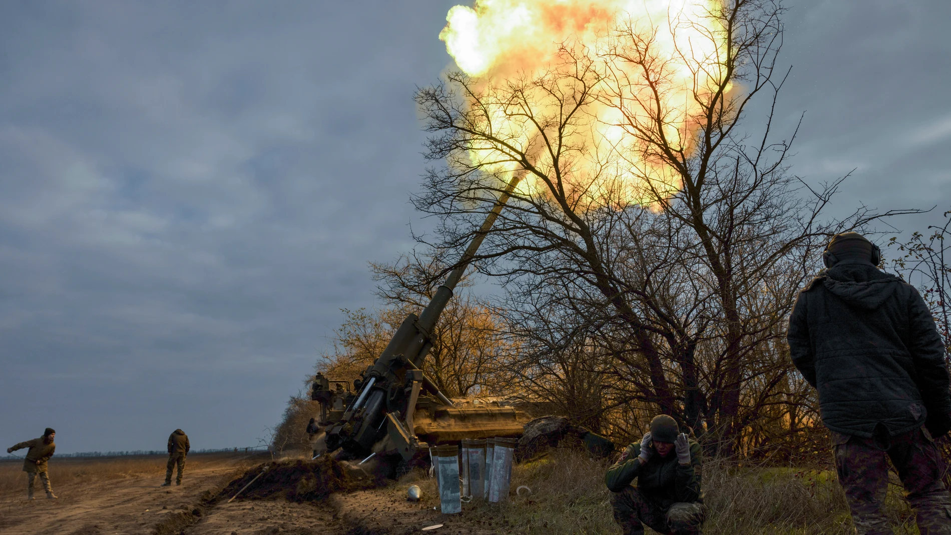 Militares ucranianos disparan desde un cañón autopropulsado de 203 mm 'Pion' en su posición en el área de Jersón