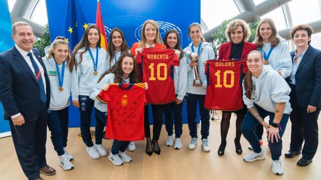 Las jugadoras de la selección española que se proclamaron campeonas del mundo sub'20, junto a Roberta Metsola, presidenta del Parlamento Europeo y a la portavoz del PPE, Dolors Montserrat