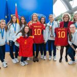 Las jugadoras de la selección española que se proclamaron campeonas del mundo sub'20, junto a Roberta Metsola, presidenta del Parlamento Europeo y a la portavoz del PPE, Dolors Montserrat
