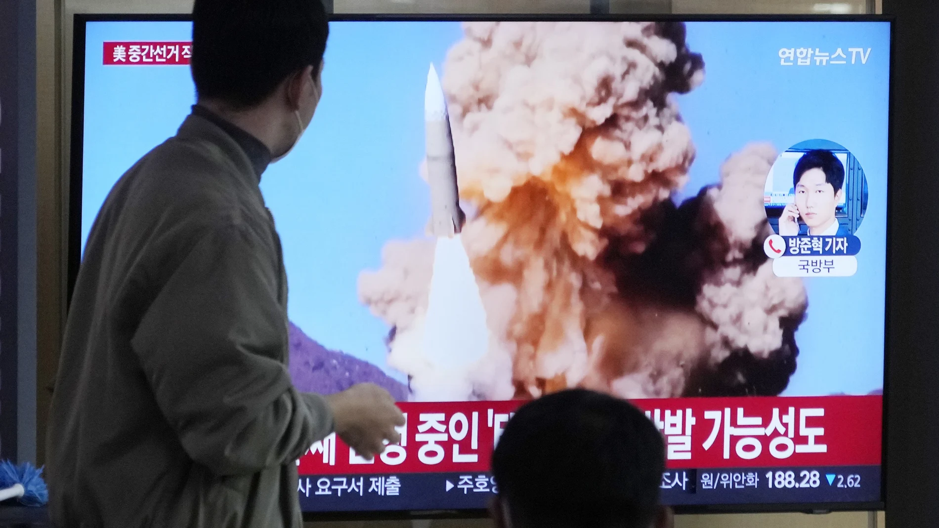 Los surcoreanos observan el enésimo lanzamiento de un misil desde Corea del Norte