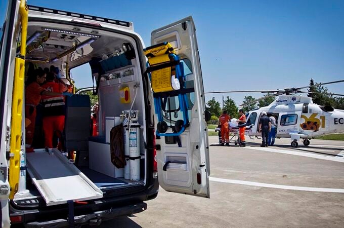 Imagen de archivo de una ambulancia y un helicóptero de emergencias