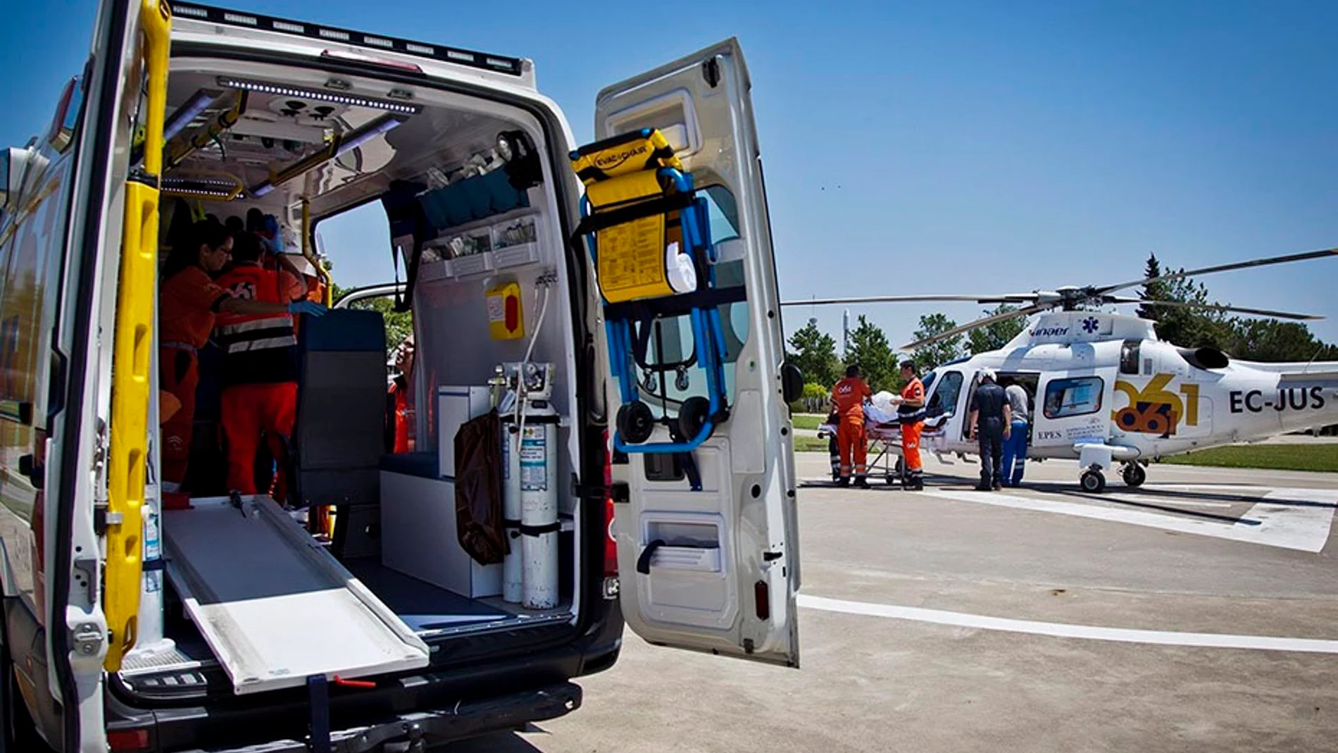 Imagen de archivo de una ambulancia y un helicóptero de emergencias