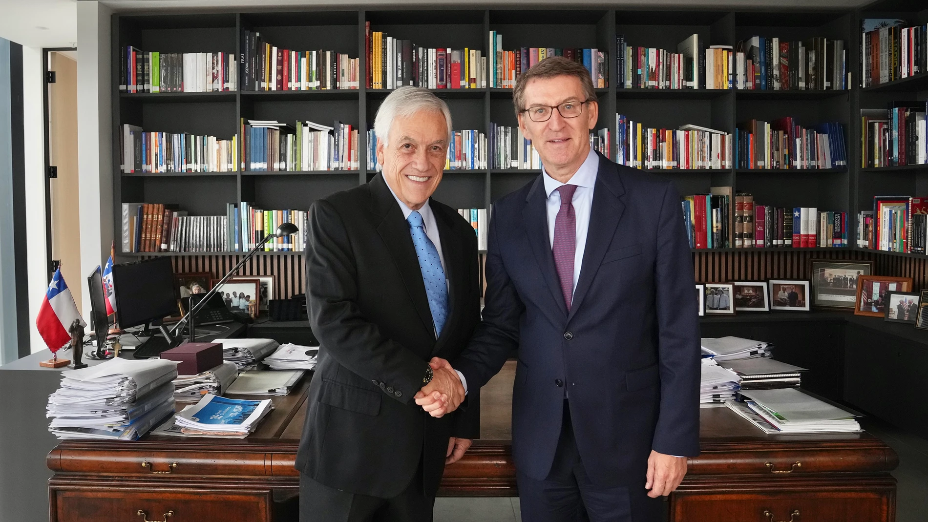 El líder del PP, Alberto Núñez Feijóo se ha reunido con el expresidente de Chile Sebastian Piñera, en Santiago de Chile