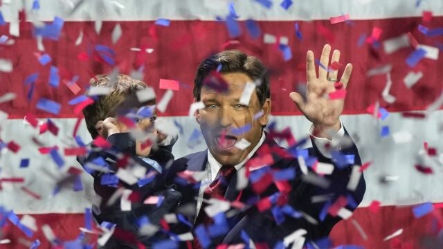 El gobernador de Florida Ron DeSantis coge en brazos a su hijo Mason mientras celebra su holgada victoria en Florida en noviembre
