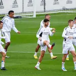 El centrocampista alemán del Real Madrid Toni Kroos (dcha, delante), el centrocampista Daniel Ceballos (i) y el defensa Nacho Fernández &quot;Nacho&quot; en el entrenaminento. El equipo blanco juega contra el Cádiz en LaLiga