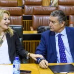 La consejera de Economía, Hacienda y Fondos Europeos, Carolina España, conversa con el consejero de la Presidencia, Interior, Diálogo Social y Simplificación Administrativa de la Junta de Andalucía, Antonio Sanz, este miércoles en el Pleno del Parlamento de Andalucía en Sevilla