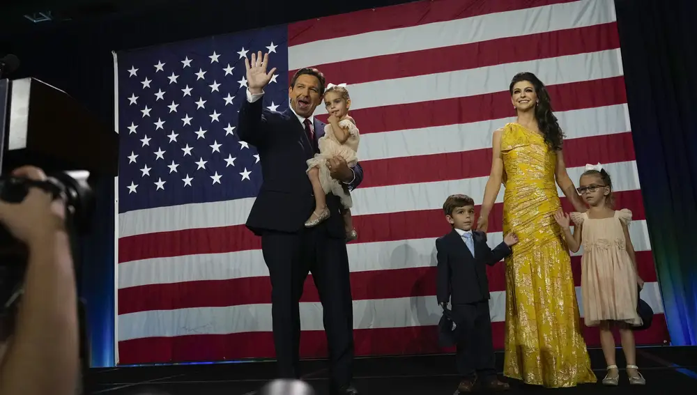 Ron DeSantis, junto a su mujer Casey y sus hijos en la noche electoral de ayer en Florida