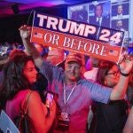 Simpatizantes republicanos celebran los resultados en el estado de Florida