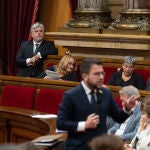 El líder de Junts en el Parlament, Albert Batet, mientras interviene el presidente de la Generalitat, Pere Aragonès, durante una sesión de control del Govern en el Pleno del Parlament