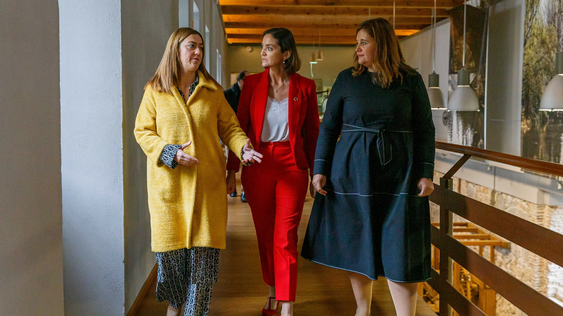 La ministra de Industria, Reyes Maroto, escucha a la delegada del Gobierno en Castilla y León, Virginia Barcones, en presencia de la alcaldesa de Segovia, Clara Martín, a su llegada a la presentación de ayudas del Patrimonio Histórico