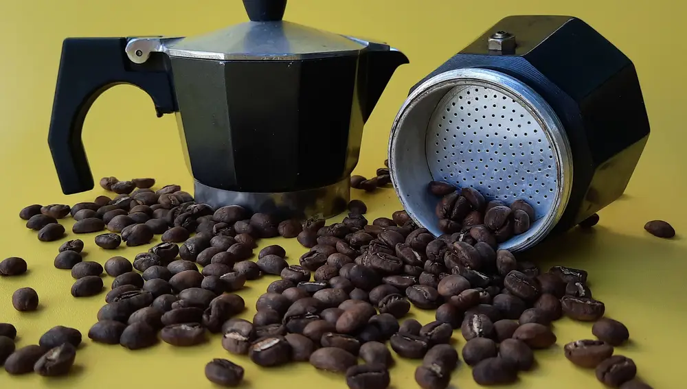 Cafetera con granos de café