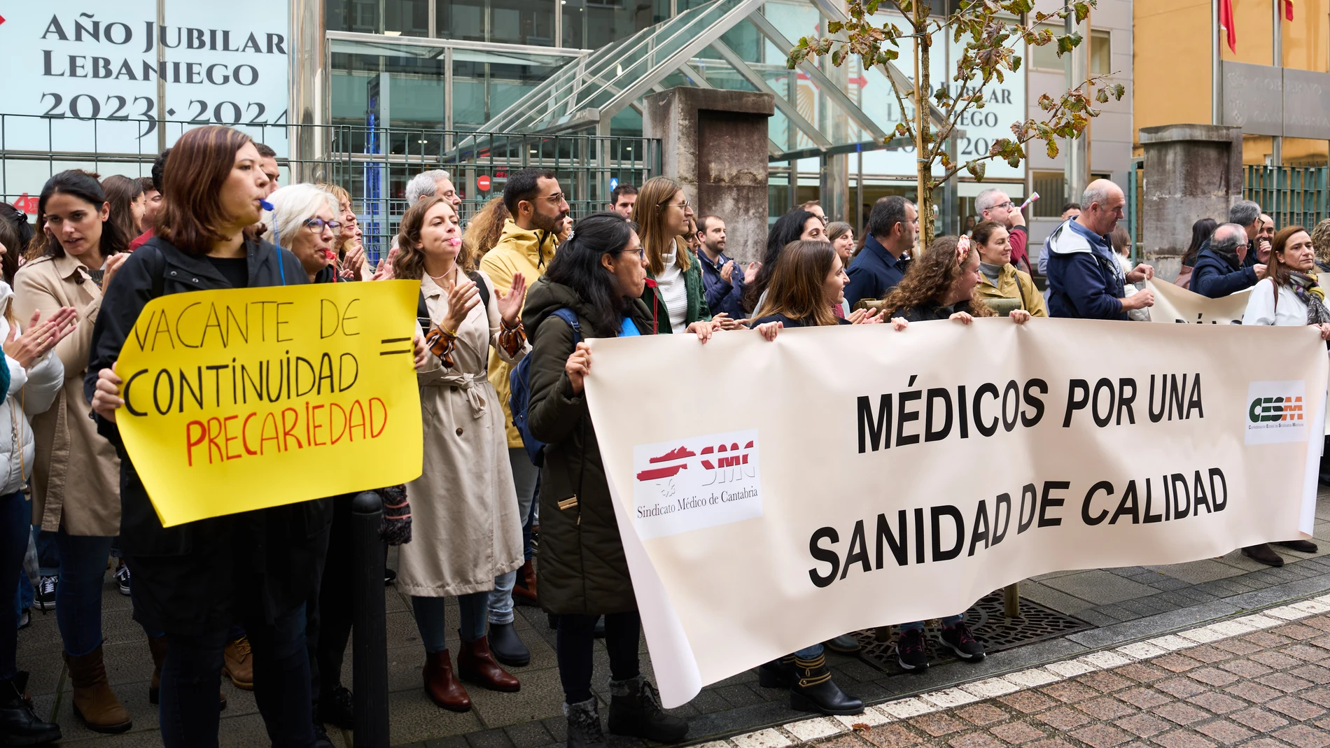 Varias personas participan durante la concentración de médicos de Atención Primaria convocada por el Sindicato Médico en la Sede del Gobierno regional en Santander, Cantabria (Españ a).