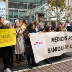 Varias personas participan durante la concentración de médicos de Atención Primaria convocada por el Sindicato Médico en la Sede del Gobierno regional en Santander, Cantabria (Españ a).